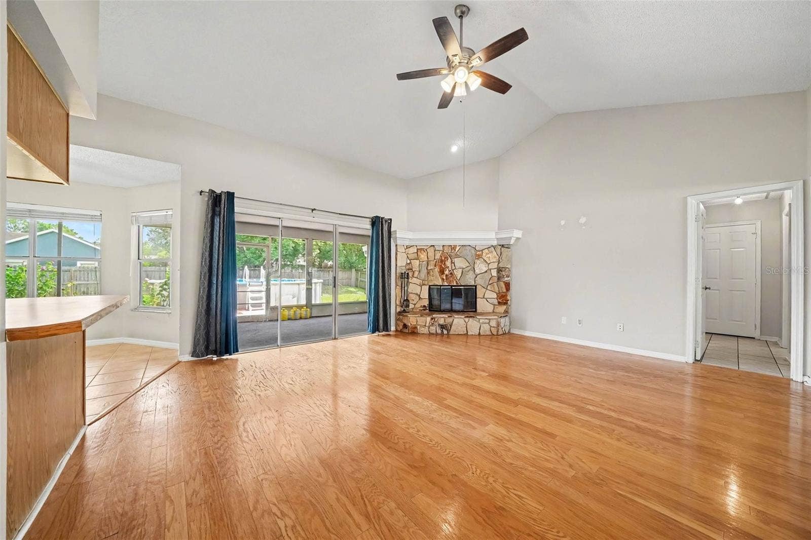 725 WAYWOOD AVENUE, Orlando, FL 32825 725 WAYWOOD AVENUE, Orlando, FL 32825