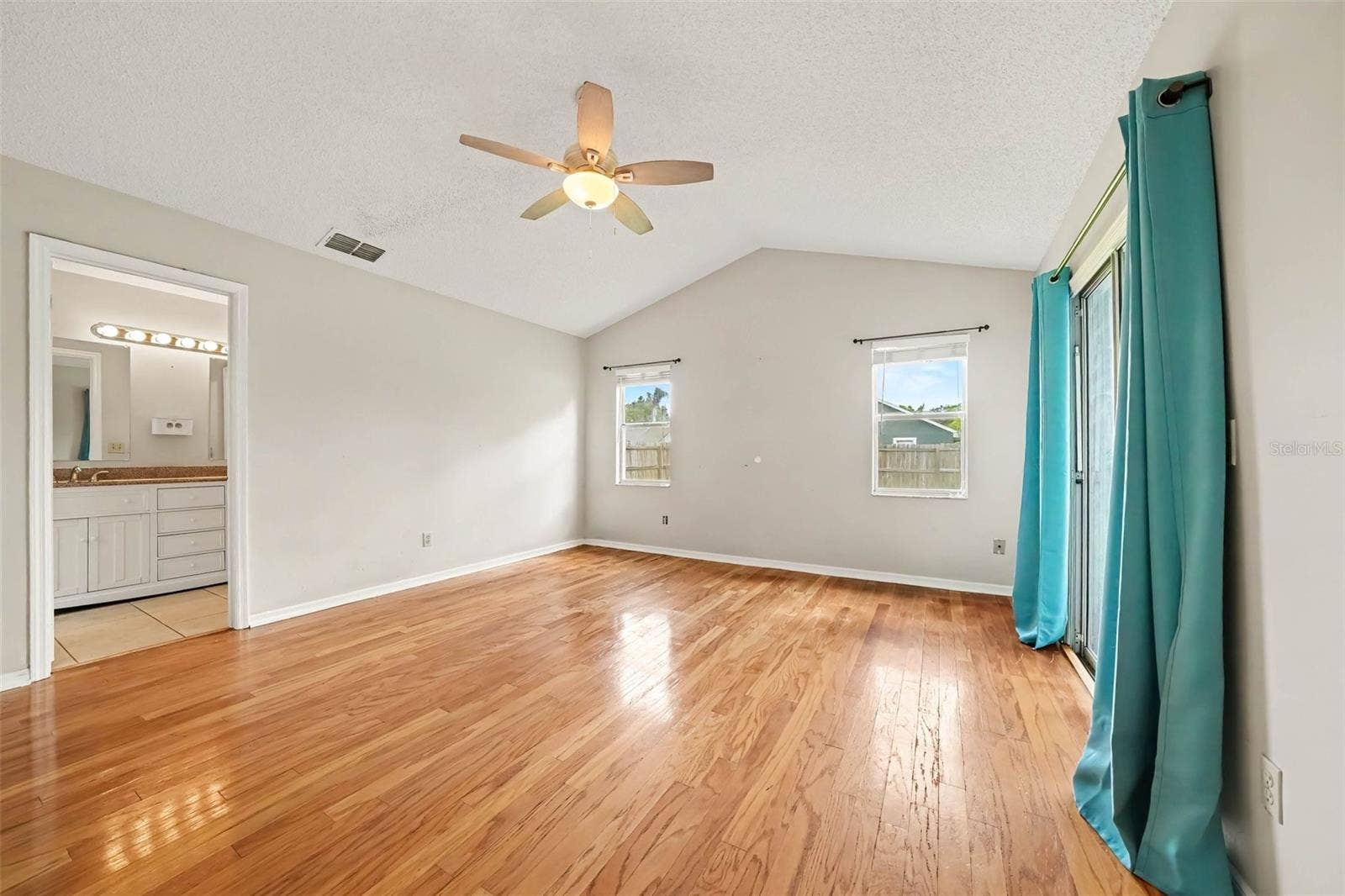 725 WAYWOOD AVENUE, Orlando, FL 32825 725 WAYWOOD AVENUE, Orlando, FL 32825