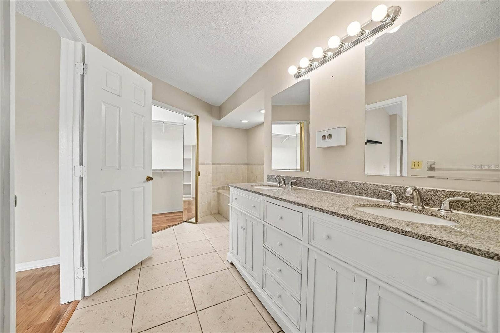 725 WAYWOOD AVENUE, Orlando, FL 32825 725 WAYWOOD AVENUE, Orlando, FL 32825