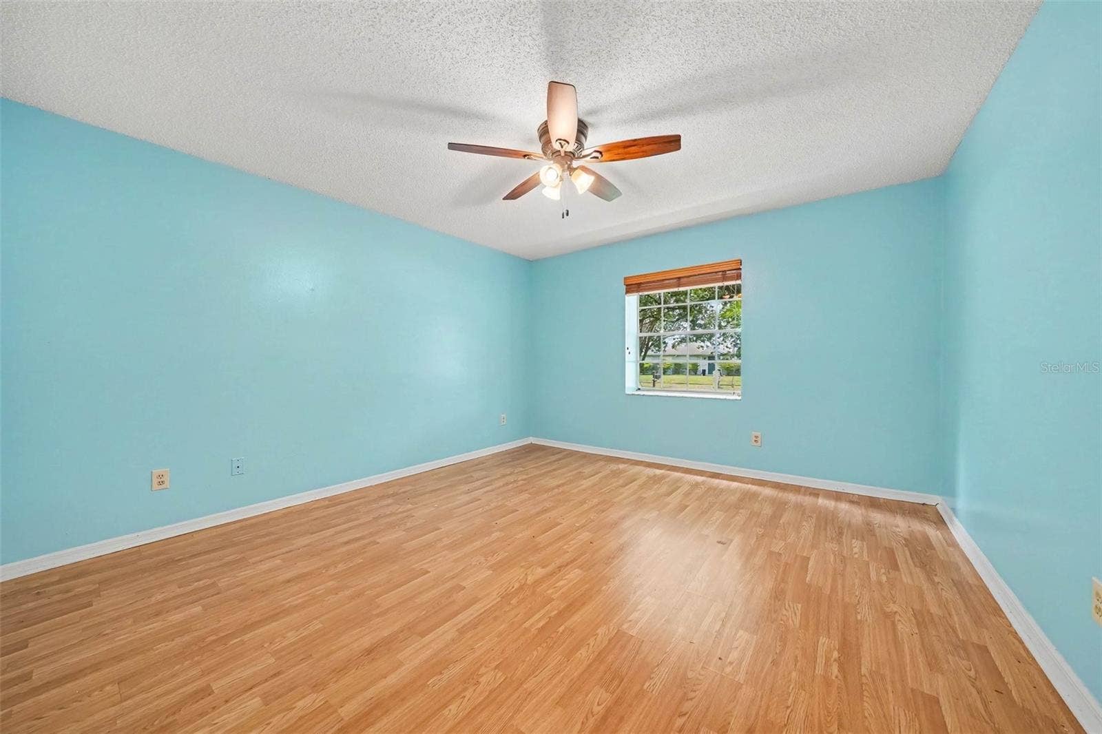 725 WAYWOOD AVENUE, Orlando, FL 32825 725 WAYWOOD AVENUE, Orlando, FL 32825