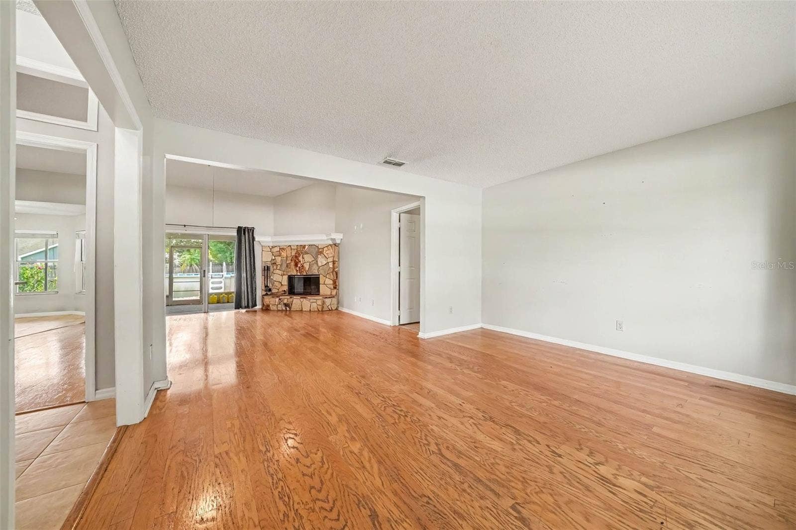 725 WAYWOOD AVENUE, Orlando, FL 32825 725 WAYWOOD AVENUE, Orlando, FL 32825