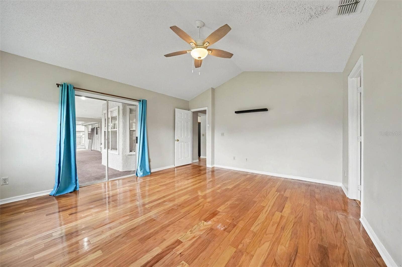 725 WAYWOOD AVENUE, Orlando, FL 32825 725 WAYWOOD AVENUE, Orlando, FL 32825