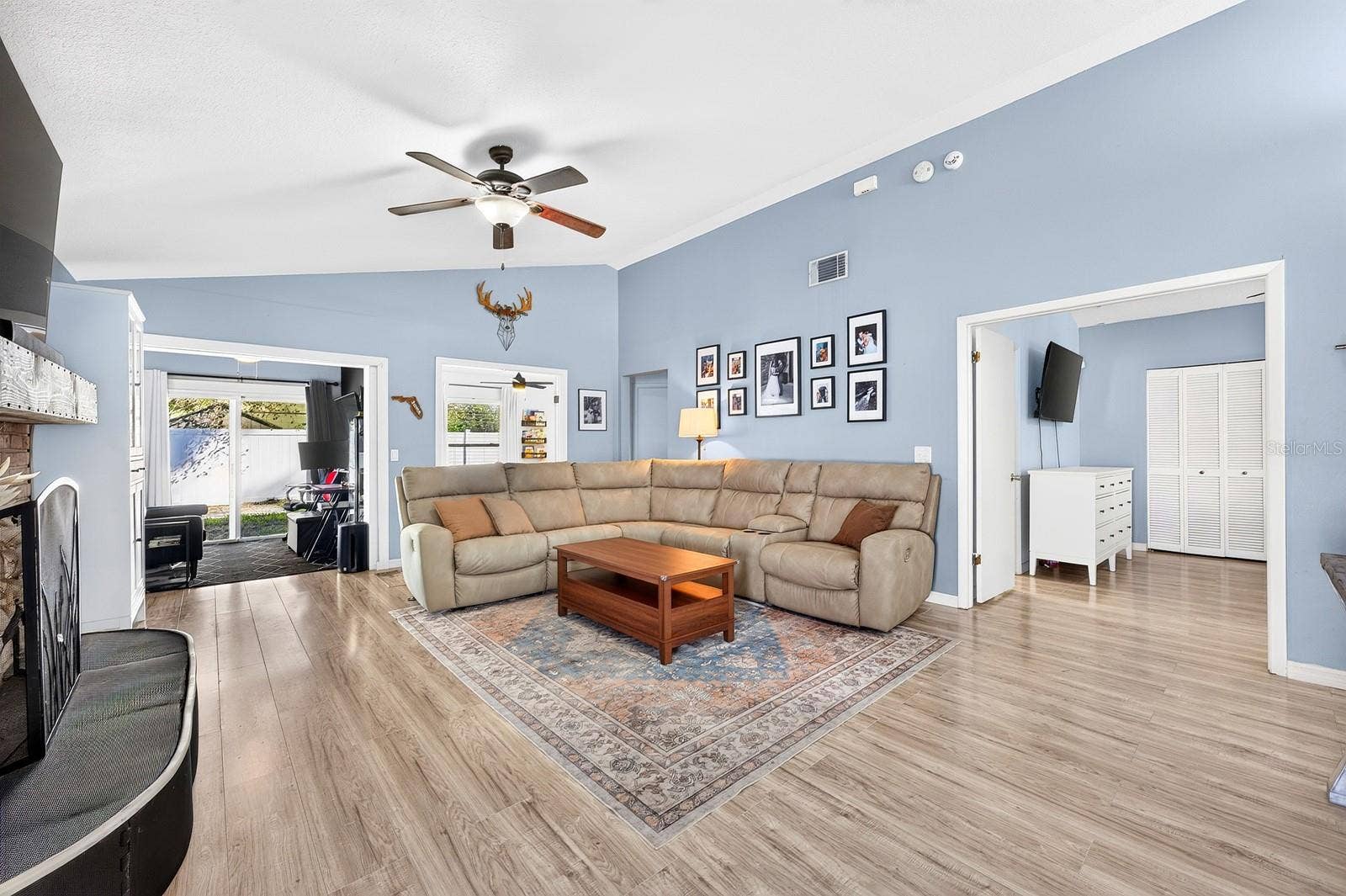 9807 PINEY POINT CIRCLE, Orlando, FL 32825 Open living area.