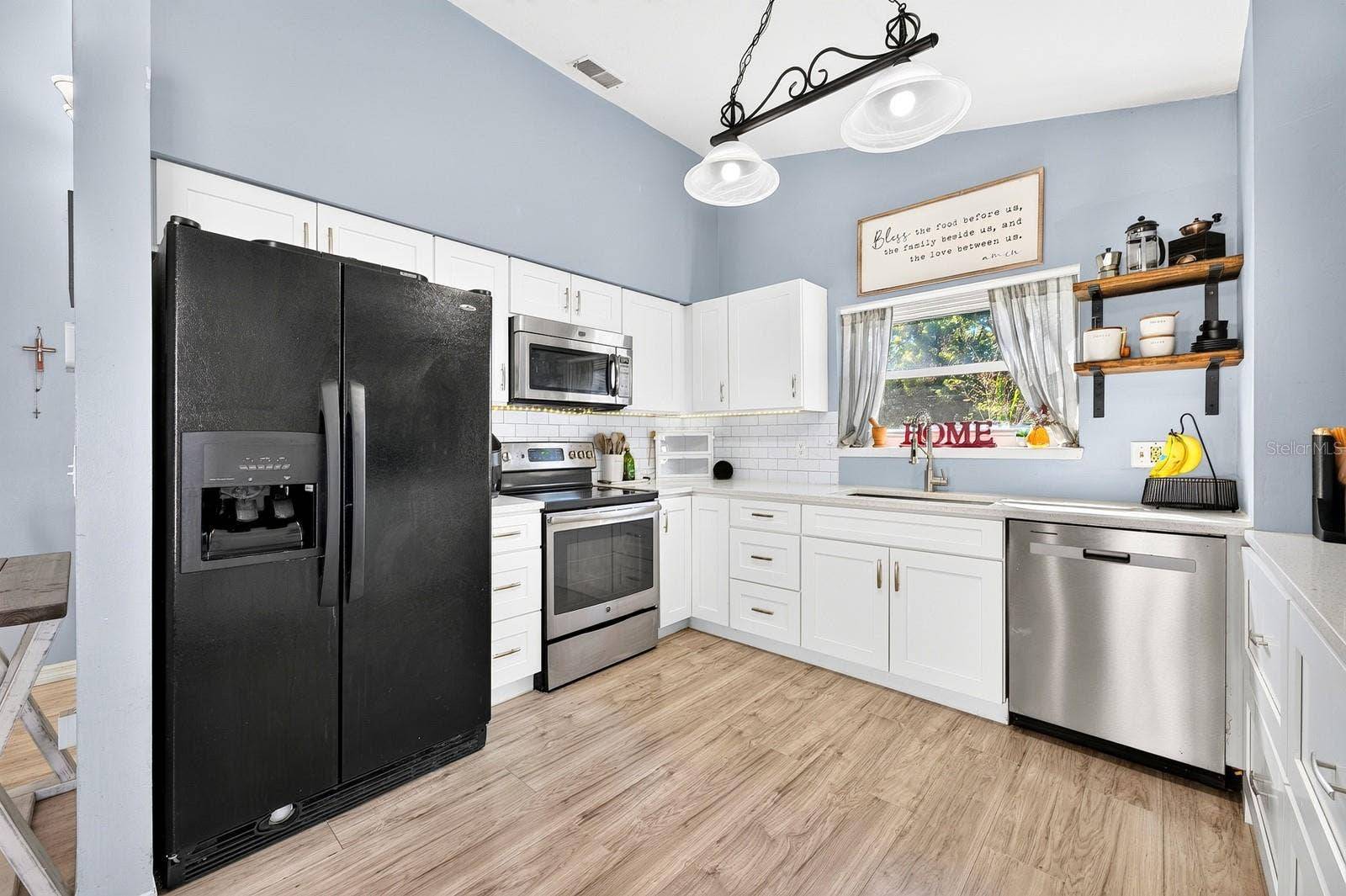 9807 PINEY POINT CIRCLE, Orlando, FL 32825 Kitchen features on trend finishes.
