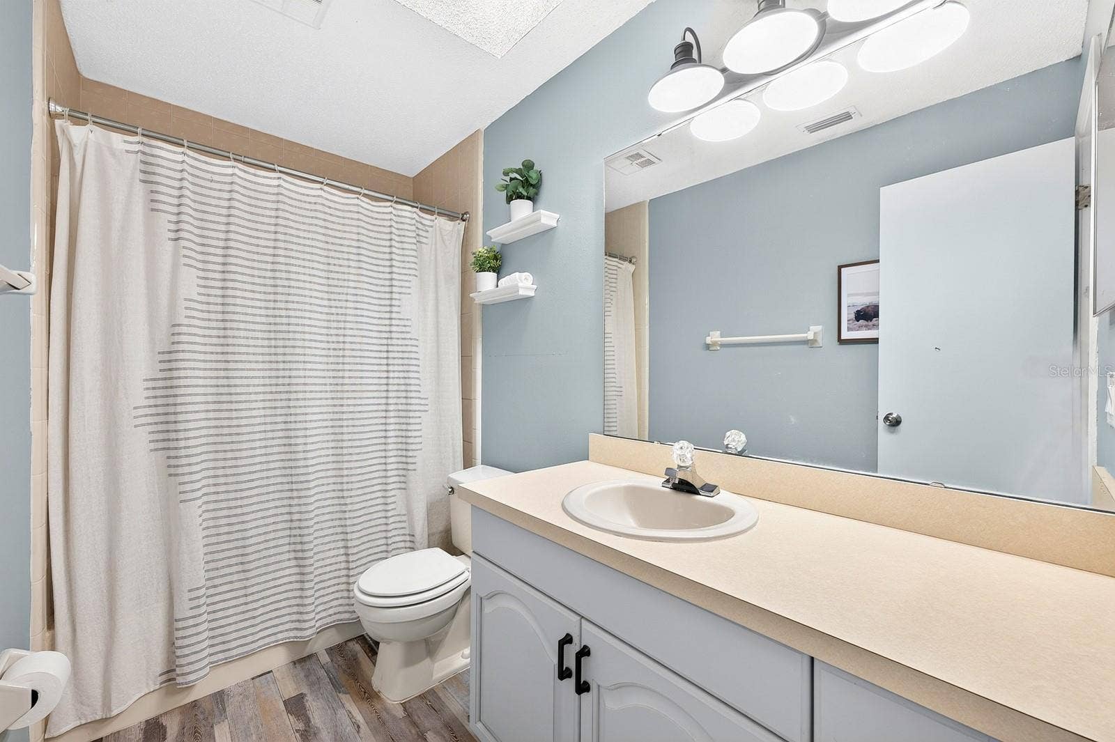 9807 PINEY POINT CIRCLE, Orlando, FL 32825 Second full bath.