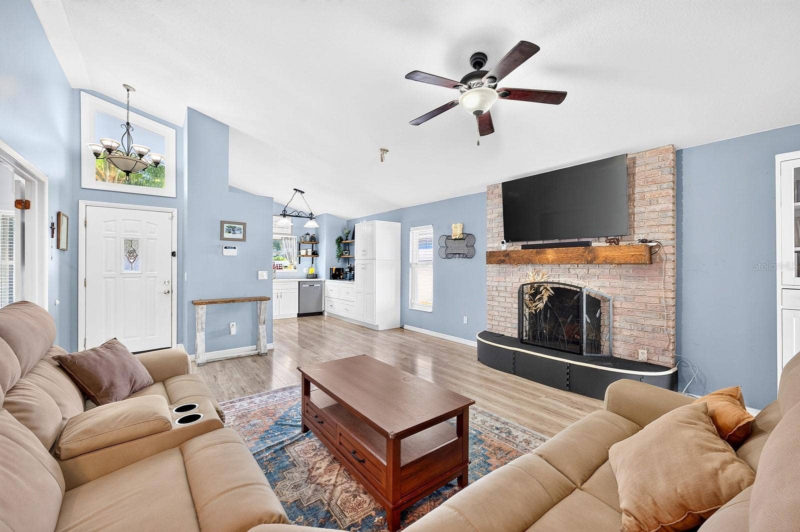 9807 PINEY POINT CIRCLE, Orlando, FL 32825 Light, bright open concept living under vaulted ceilings.