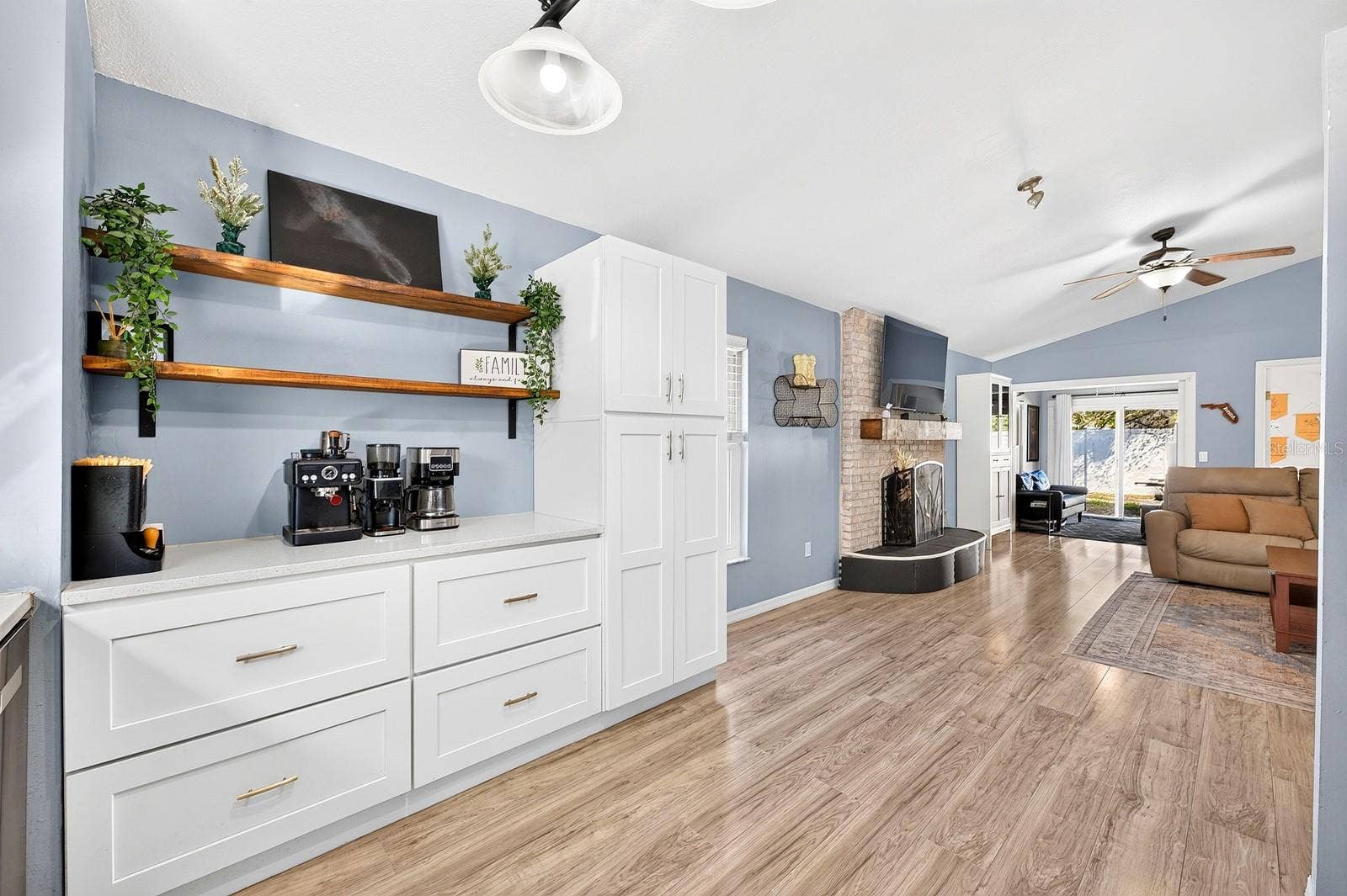 9807 PINEY POINT CIRCLE, Orlando, FL 32825 Fresh modern kitchen with a great mix of cabinet and drawer storage.