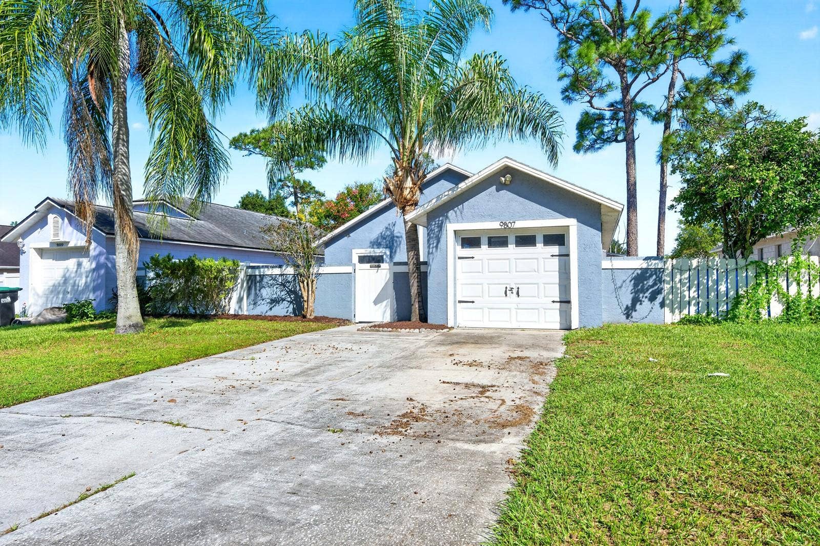 9807 PINEY POINT CIRCLE, Orlando, FL 32825 Ample driveway parking.