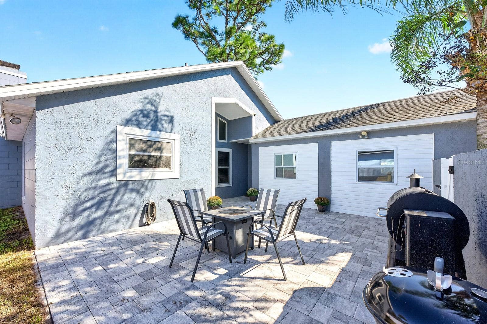 9807 PINEY POINT CIRCLE, Orlando, FL 32825 Private courtyard entry.