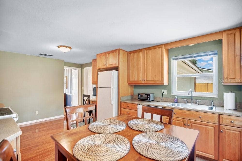109 PINE NEEDLE LANE, Altamonte Springs, FL 32714 Kitchen, solid wood cabinetry, eat in space