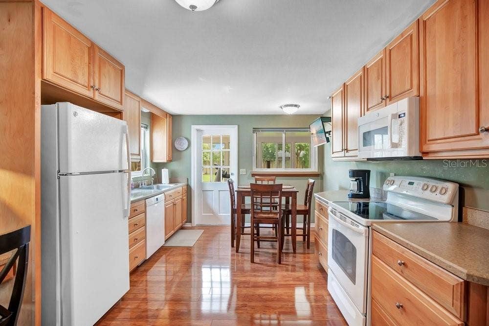 109 PINE NEEDLE LANE, Altamonte Springs, FL 32714 Kitchen, solid wood cabinetry, eat in space