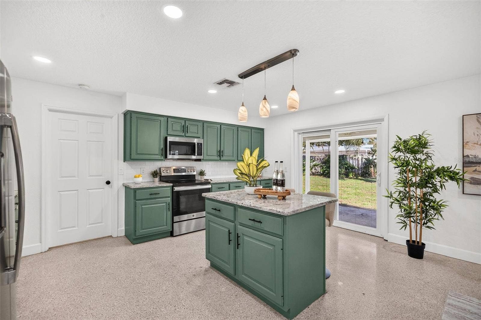 641 SHERWOOD DRIVE, Altamonte Springs, FL 32701 Side door leads to interior laundry room and garage