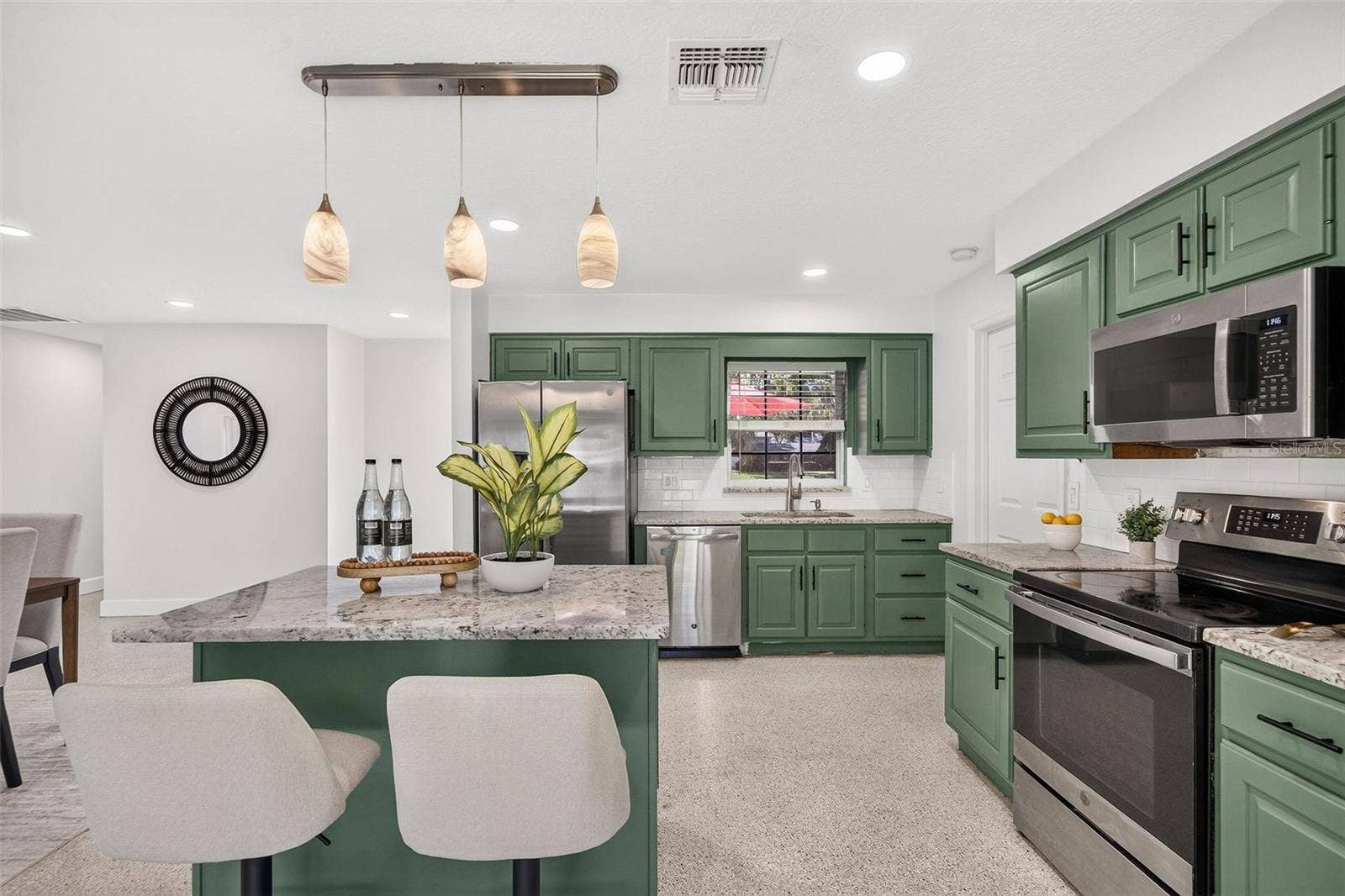 641 SHERWOOD DRIVE, Altamonte Springs, FL 32701 Stainless steel appliances