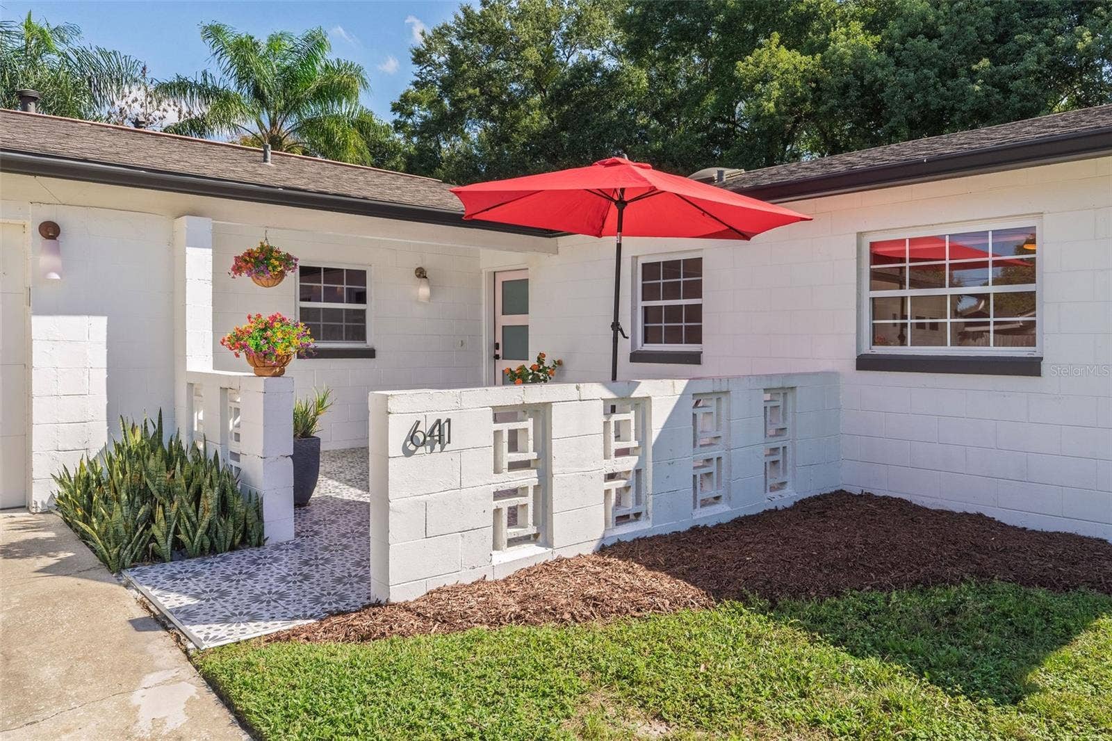 641 SHERWOOD DRIVE, Altamonte Springs, FL 32701 Inviting front patio