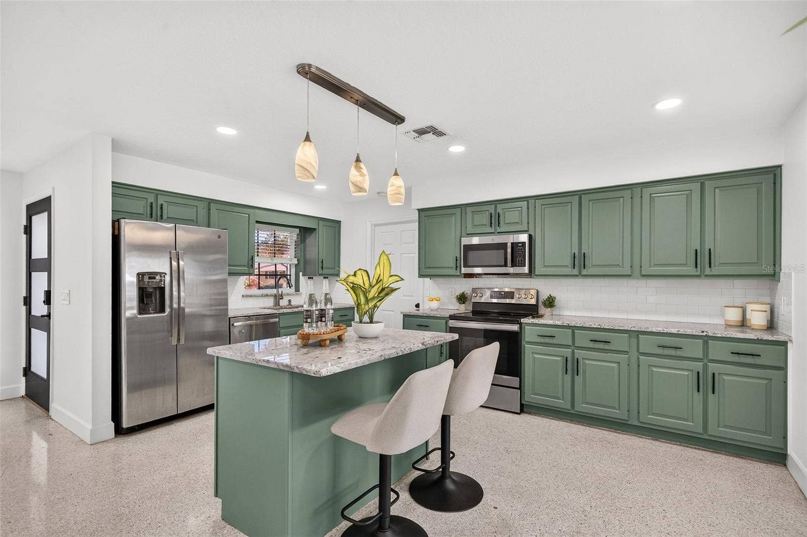 641 SHERWOOD DRIVE, Altamonte Springs, FL 32701 Granite topped kitchen island