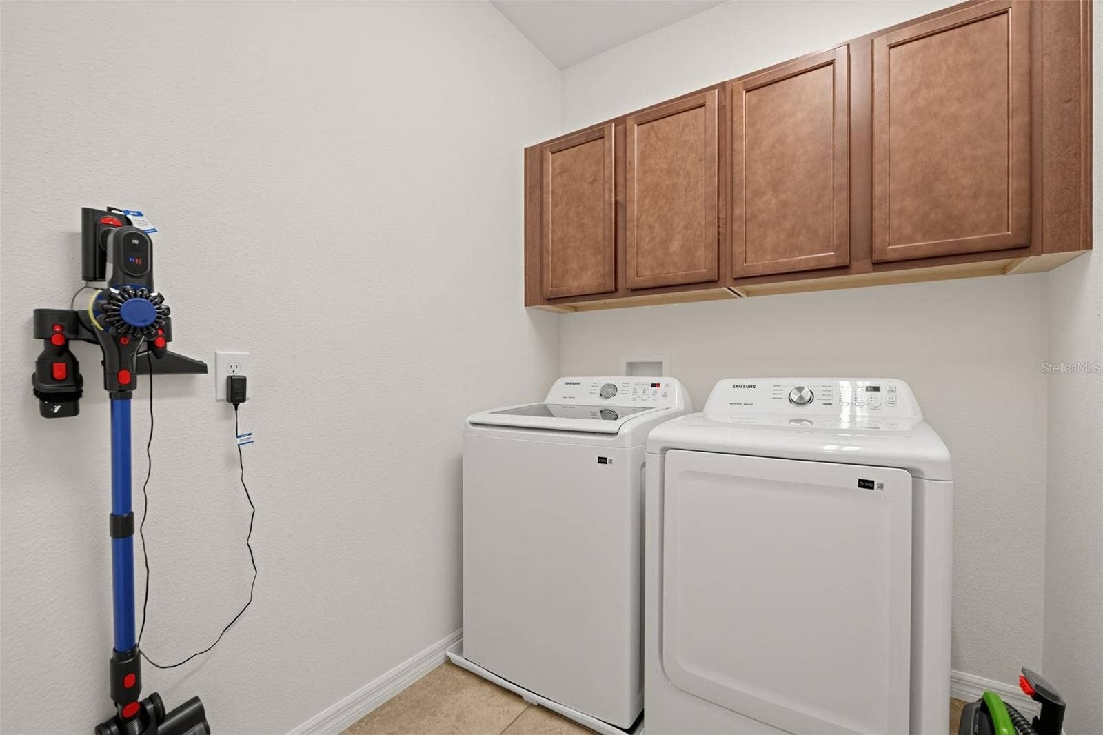 885 TARAMUNDI DRIVE, Oviedo, FL 32765 885 TARAMUNDI DRIVE, Oviedo, FL 32765