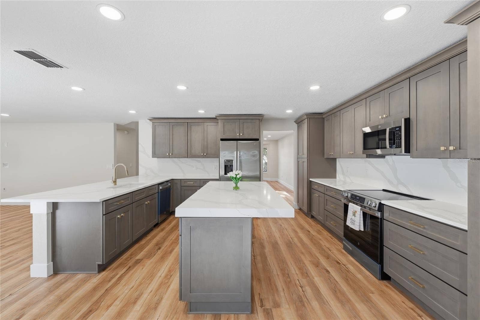 13044 BELLERIVE LANE, Orlando, FL 32828 Island featuring abreakfast bar
