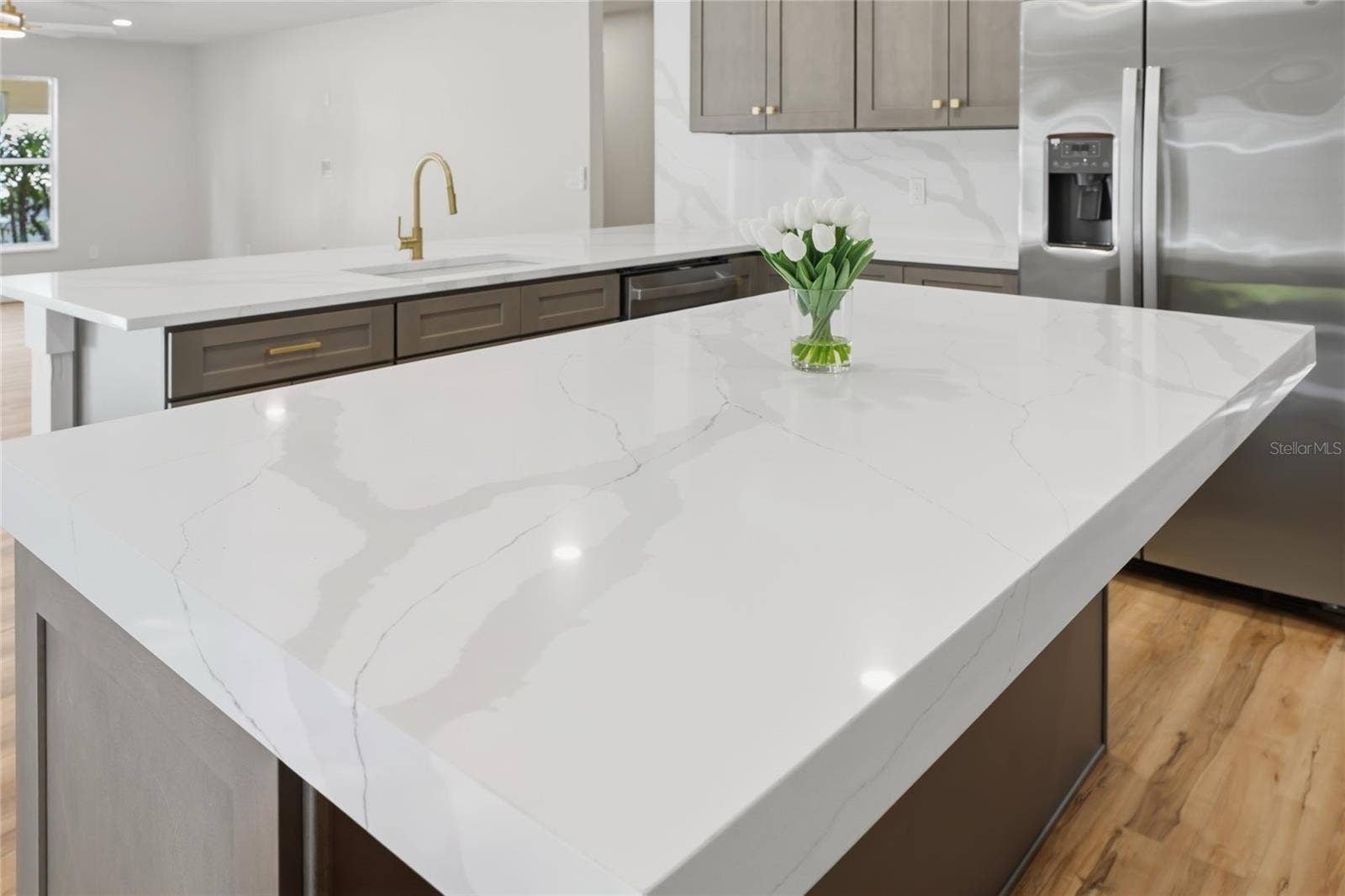 13044 BELLERIVE LANE, Orlando, FL 32828 Quartz mitered-edge island
