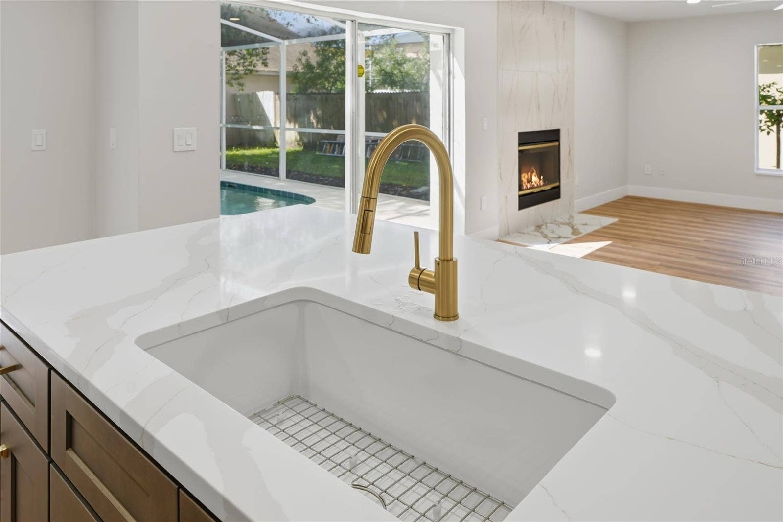 13044 BELLERIVE LANE, Orlando, FL 32828 White fireclay undermount sink