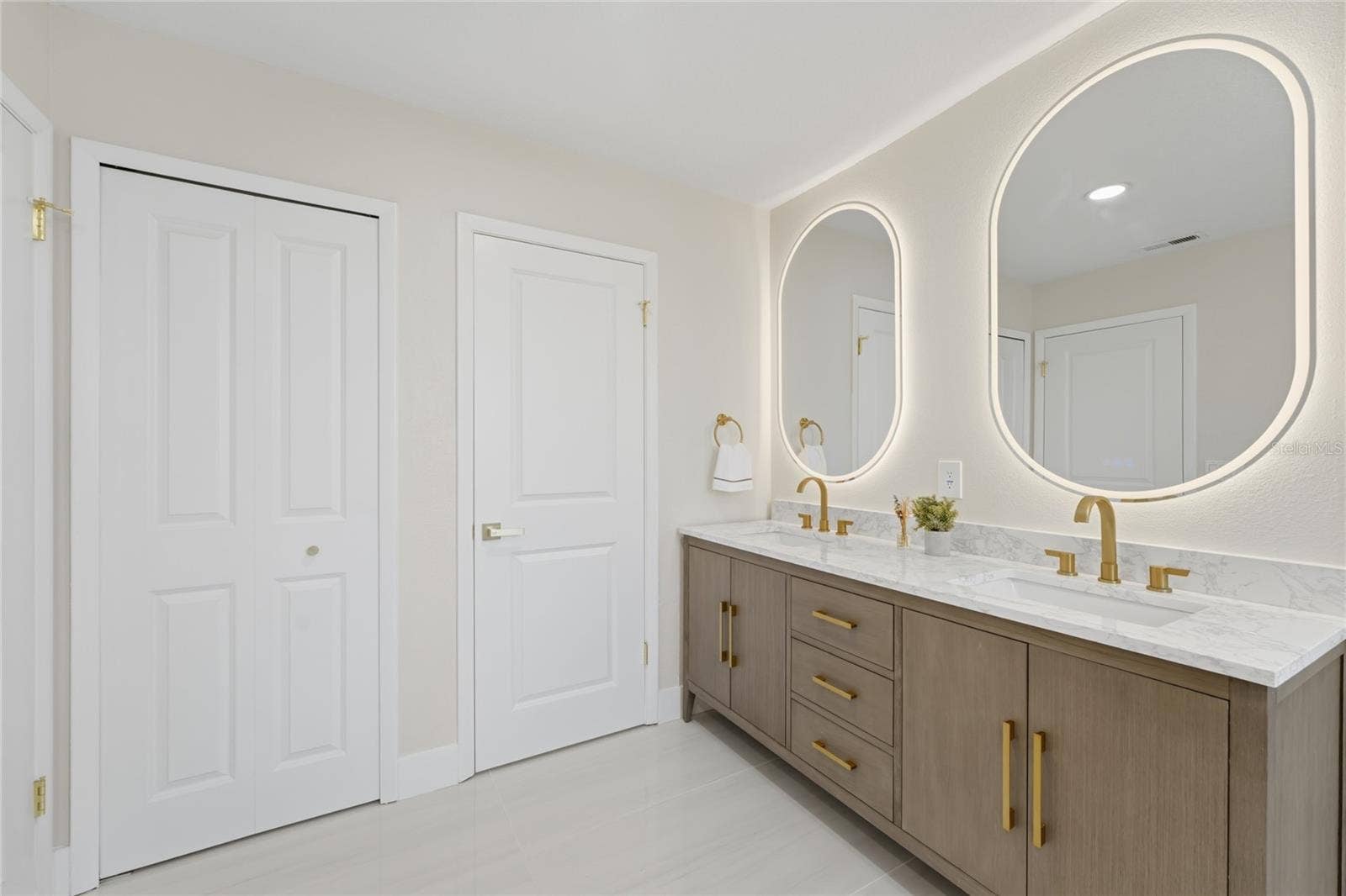 13044 BELLERIVE LANE, Orlando, FL 32828 Upgraded frameless LED-lit mirrors