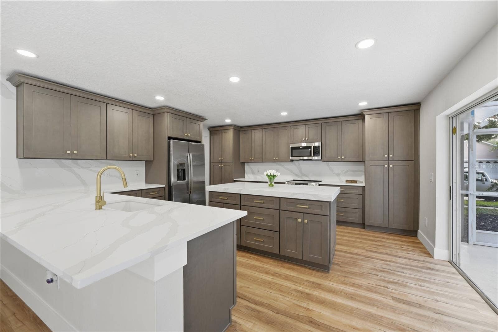 13044 BELLERIVE LANE, Orlando, FL 32828 GE stainless steel appliances (1-yearmanufacturer warranty