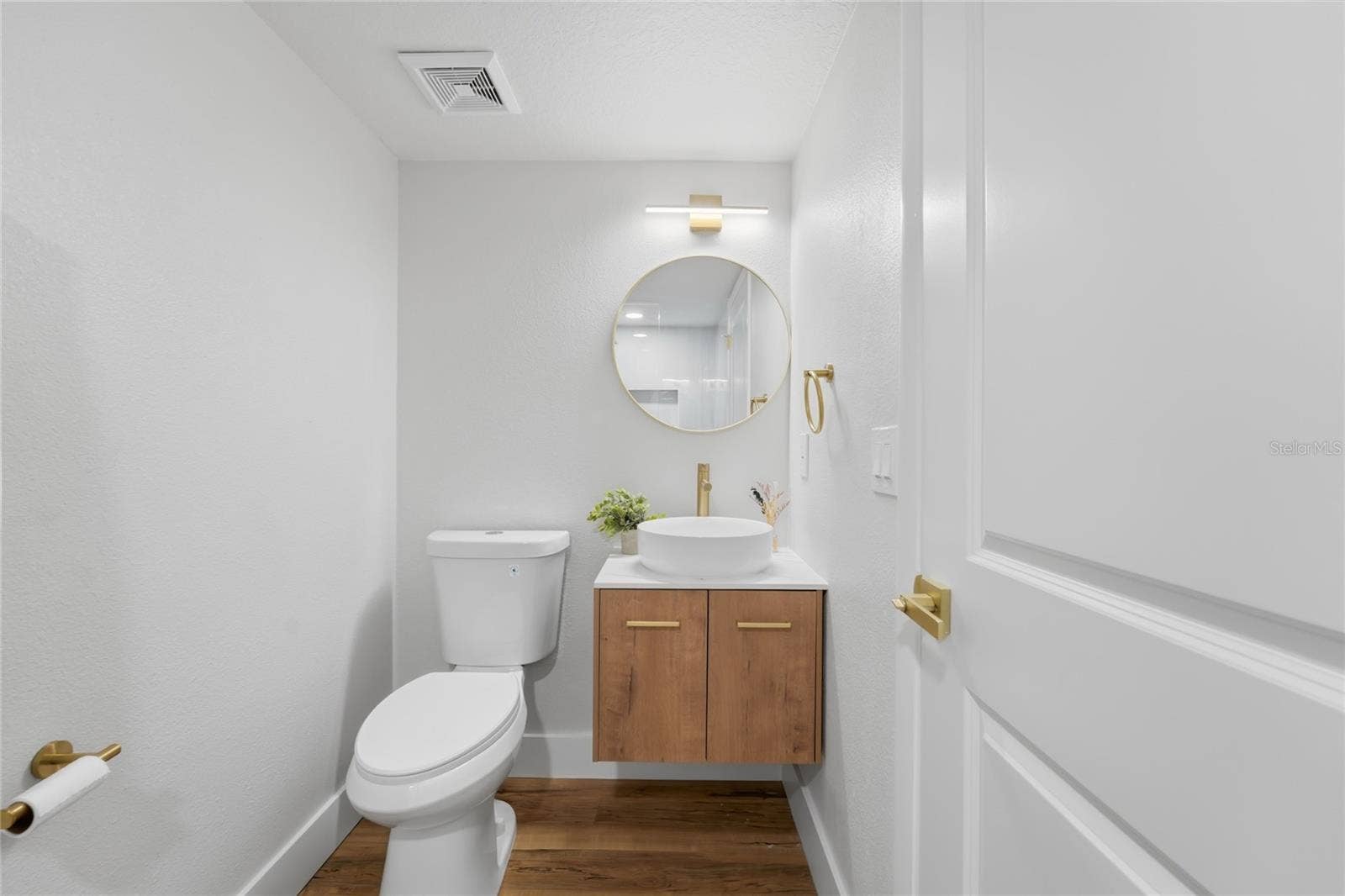 13044 BELLERIVE LANE, Orlando, FL 32828 1st floor bathroom featuring a Floating vanity along with upgraded accessories