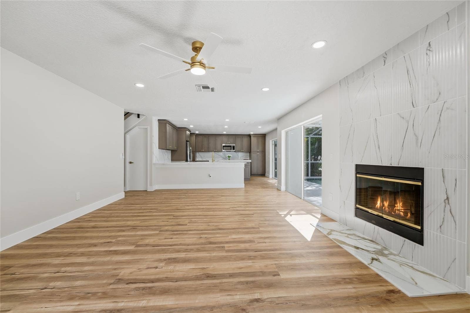 13044 BELLERIVE LANE, Orlando, FL 32828 Floor-to-ceiling fluted tile fireplace
