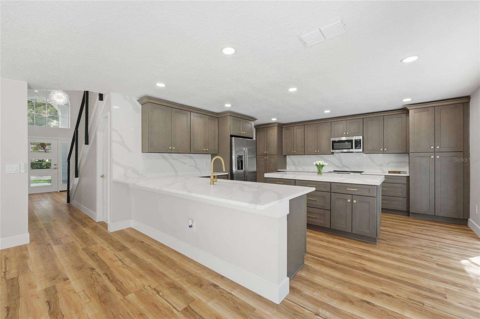 13044 BELLERIVE LANE, Orlando, FL 32828 Fully remodeled luxury kitchen featuring premium finishes