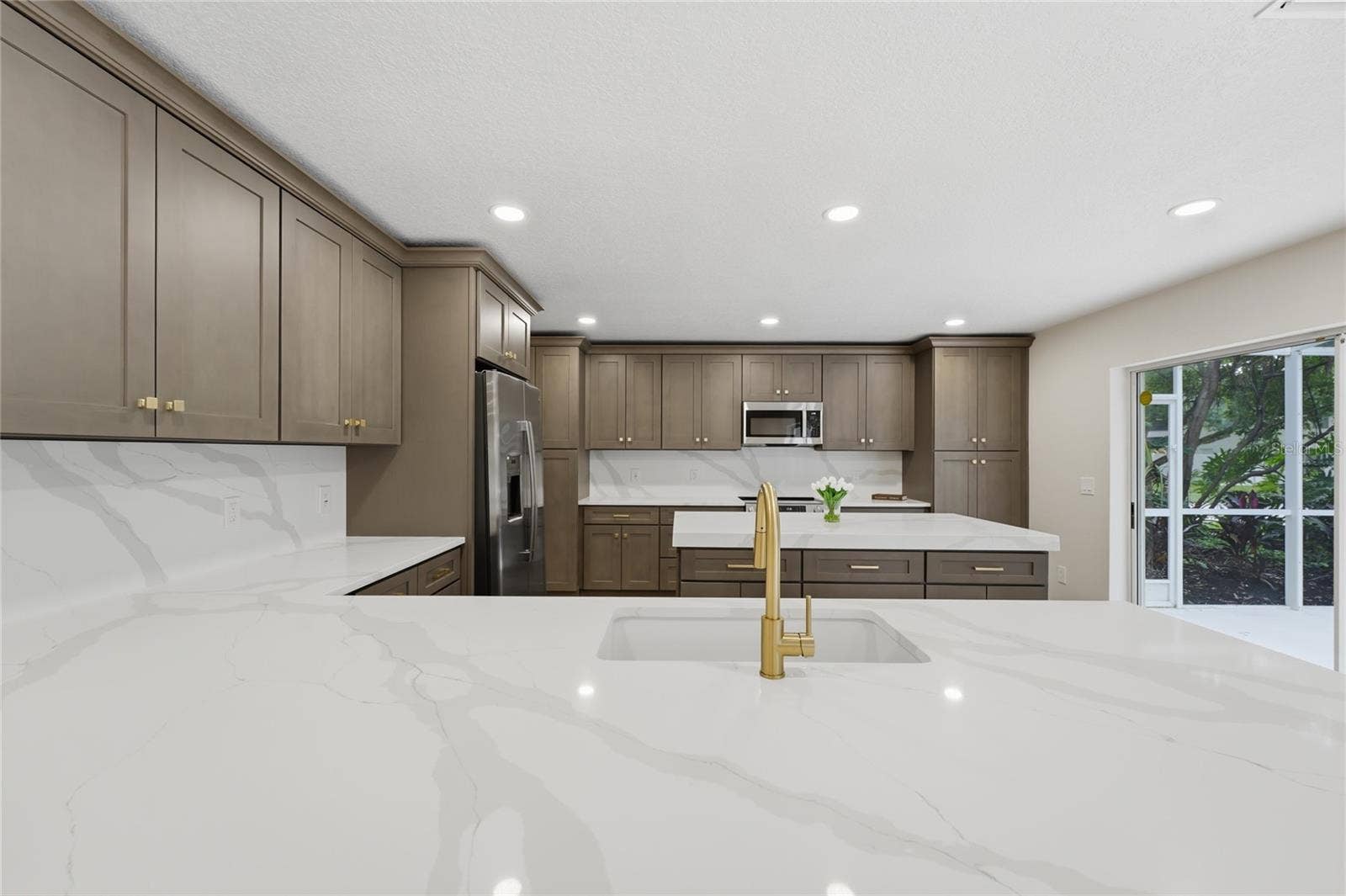 13044 BELLERIVE LANE, Orlando, FL 32828 Calacatta quartz countertops withfull-height matching backsplash