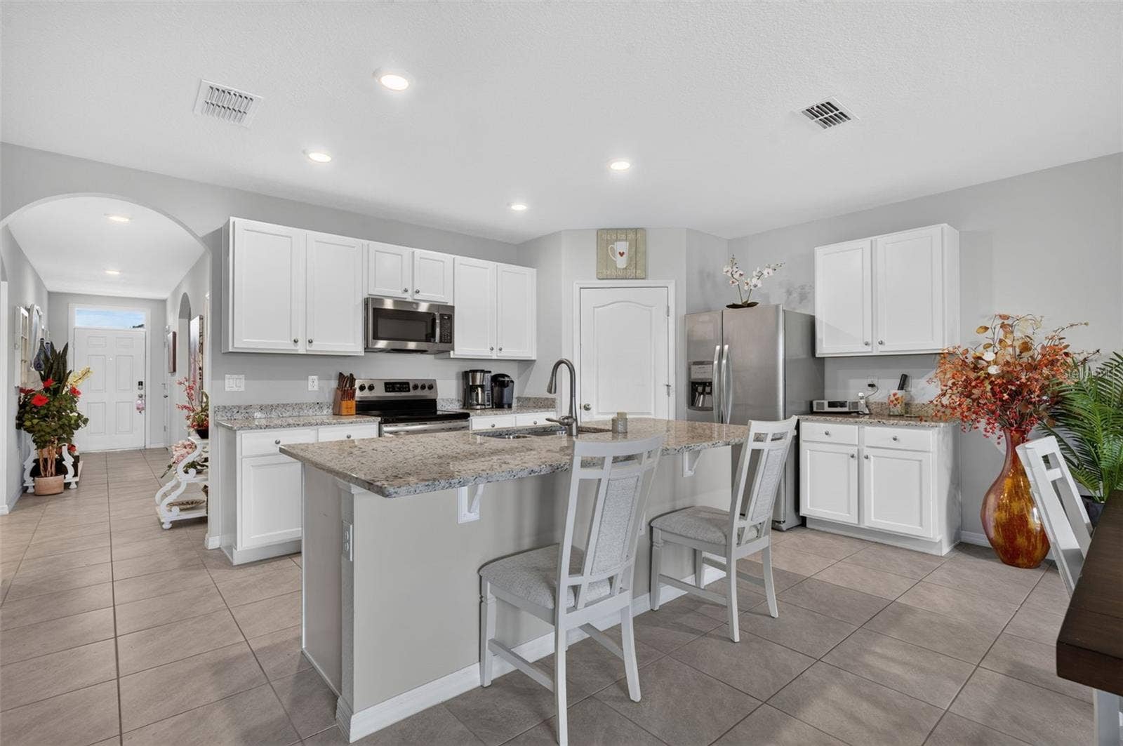 4367 LOOKING GLASS PLACE, Sanford, FL 32771 Spacious kitchen featuring a large center island.