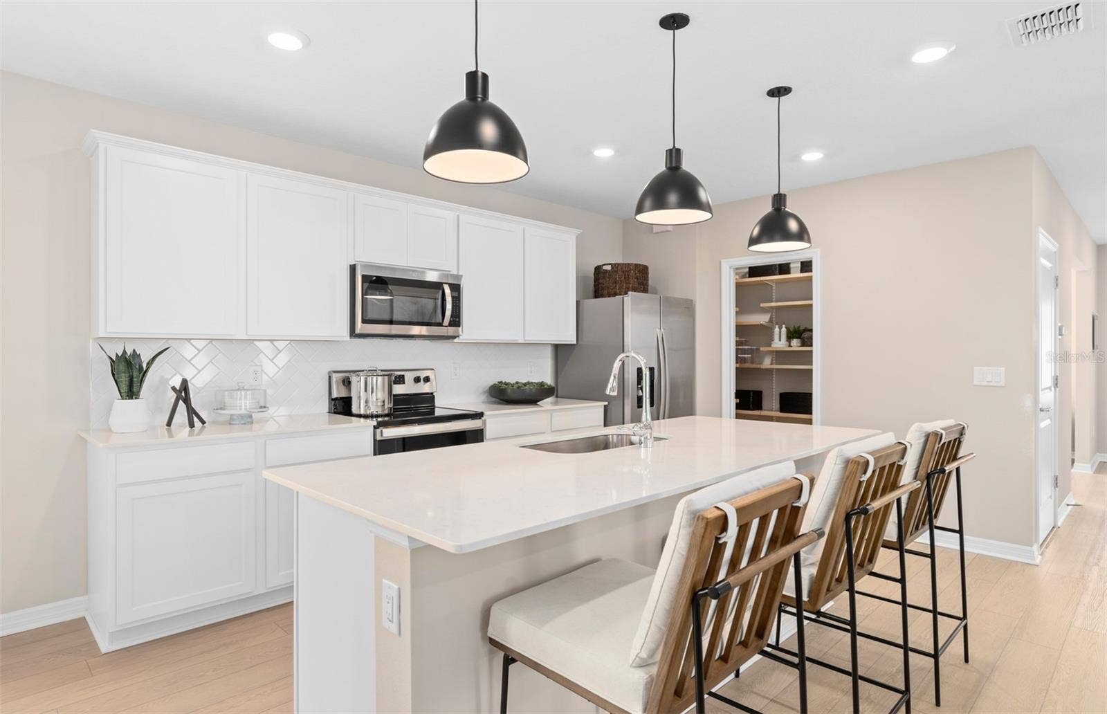 10969 HEATHER HAVEN STREET, Orlando, FL 32829 Model Home Design Only. Pictures and furnishings are for illustrative purposes only. Elevations, colors and options may vary. Furniture is for model home staging only.