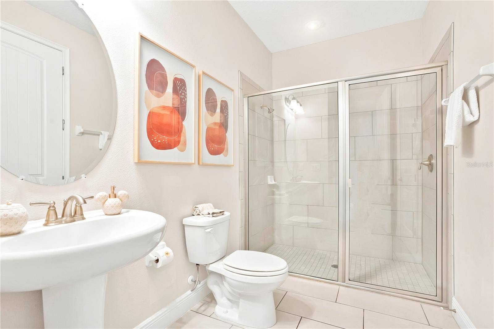 7704 WESTLAND DRIVE, Kissimmee, FL 34747 Bright, beautifully finished en-suite bath with a glass-enclosed shower