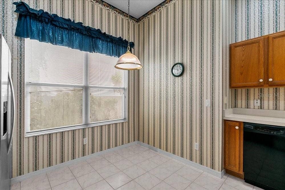 room for a breakfast or cafe' table