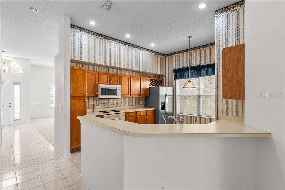 kitchen with breakfast bar and classic oak cabinets