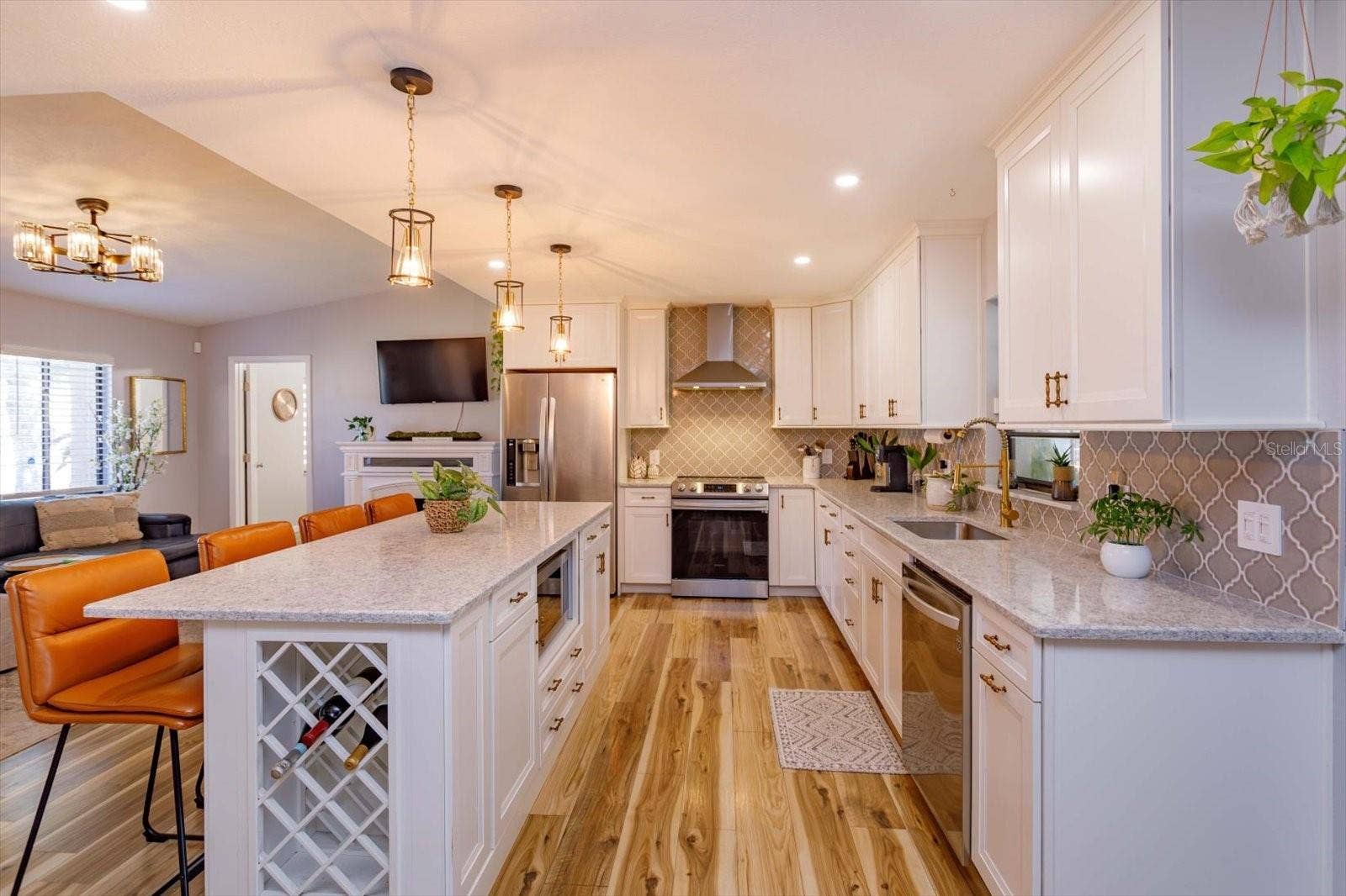 1931 ASTER DRIVE, Winter Park, FL 32792 Great custom features like the wine rack and built in microwave