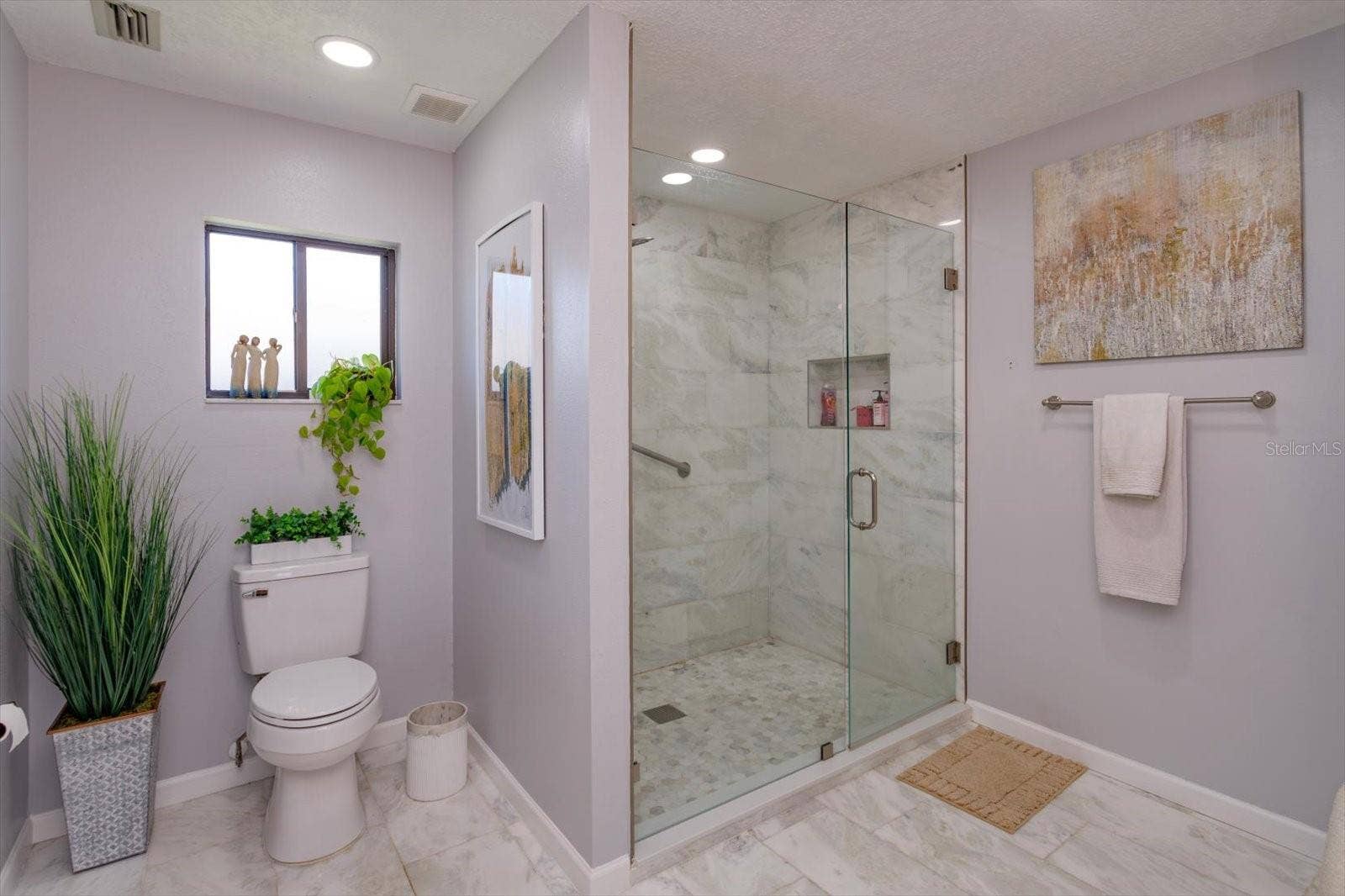1931 ASTER DRIVE, Winter Park, FL 32792 Seamless glass shower enclosure