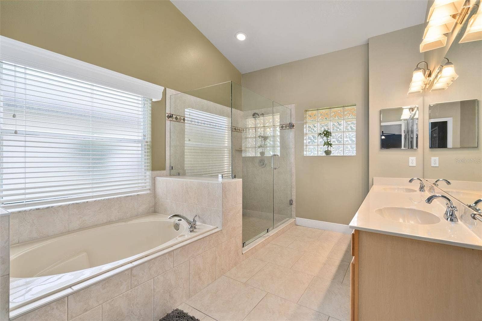 13715 BLUEWATER CIRCLE, Orlando, FL 32828 13715 BLUEWATER CIRCLE, Orlando, FL 32828