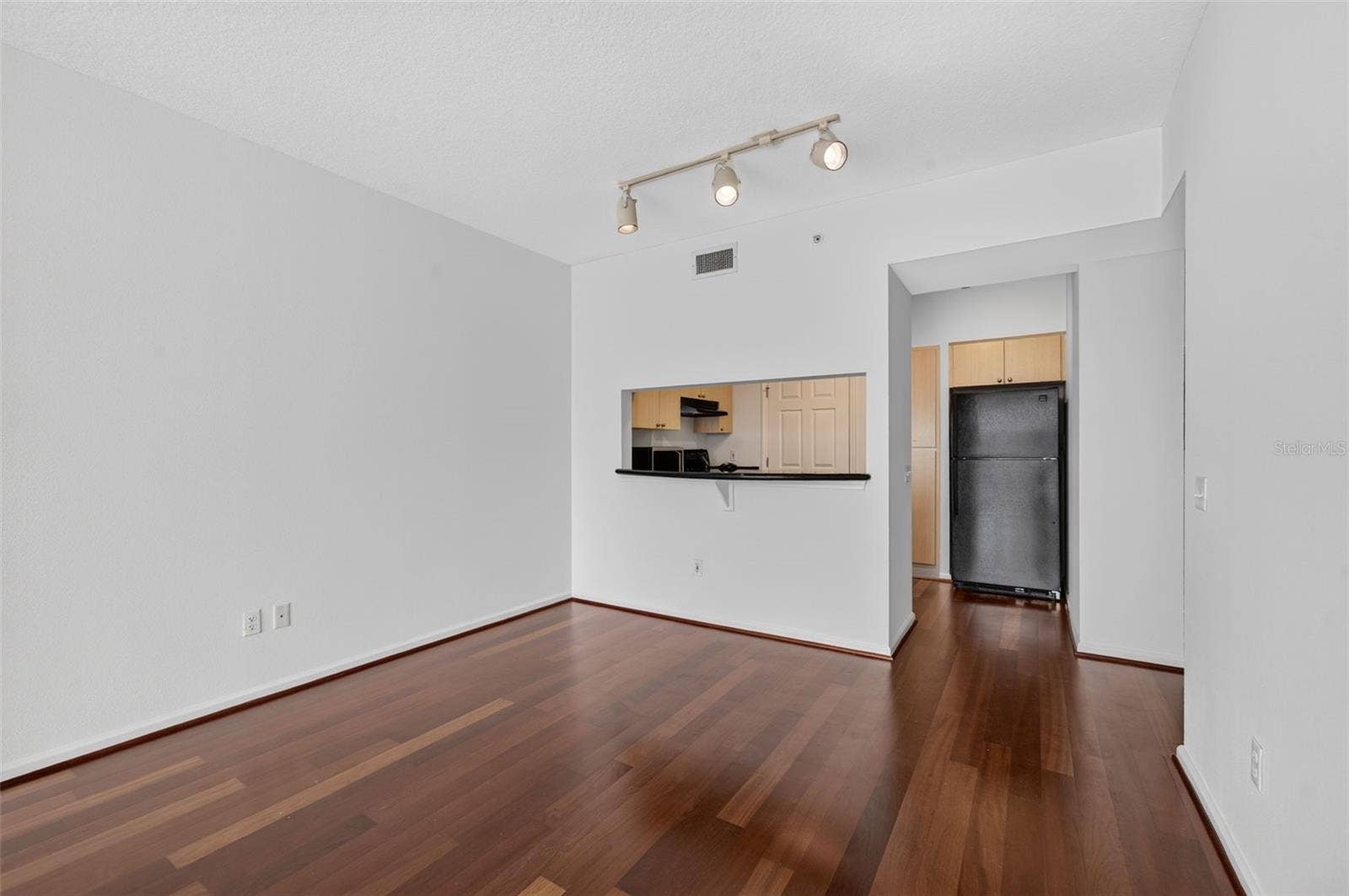 322 E CENTRAL BOULEVARD, #1913, Orlando, FL 32801 Living area/ kitchen