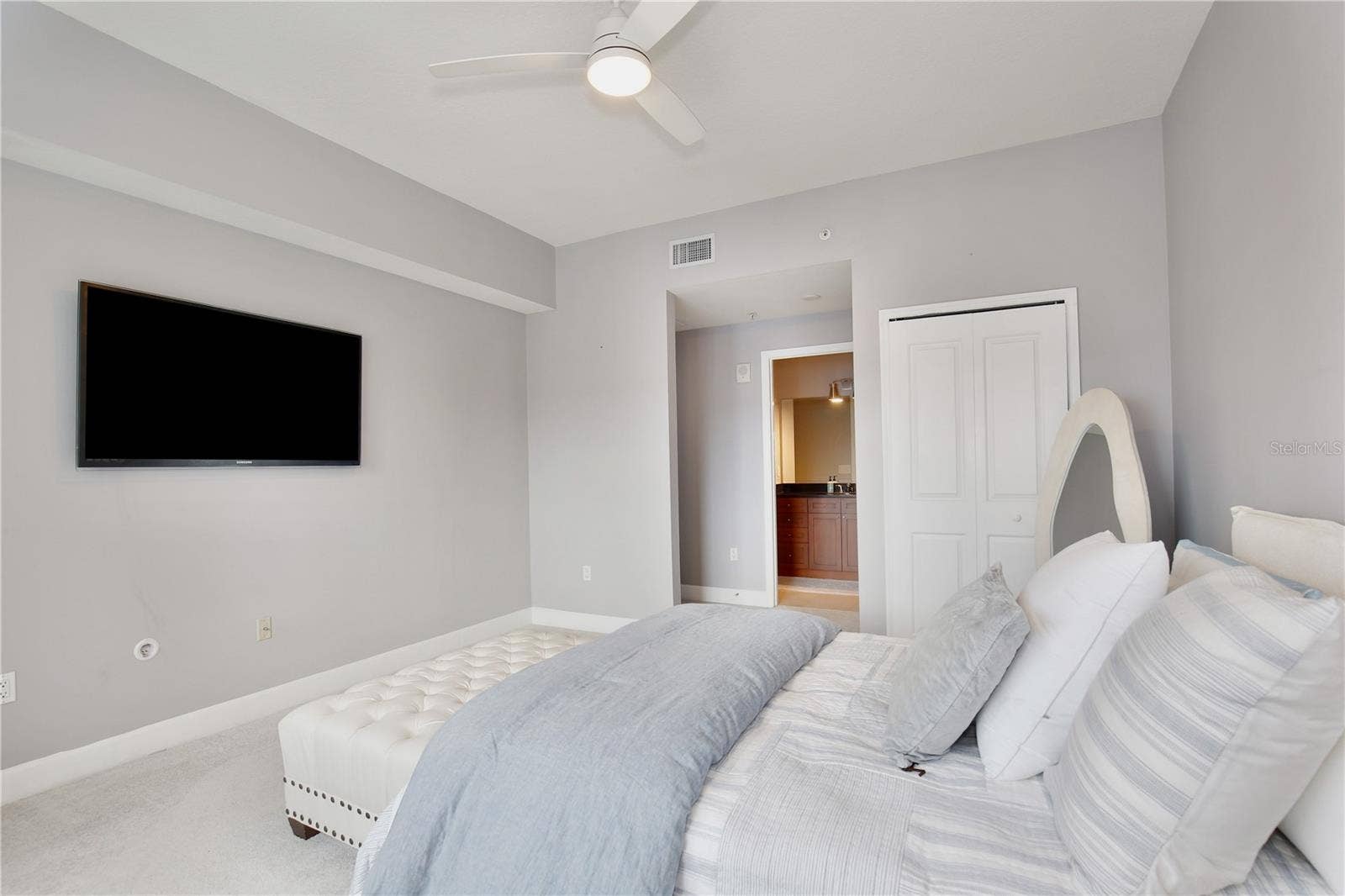100 S EOLA DRIVE, #1413, Orlando, FL 32801 Guest Room