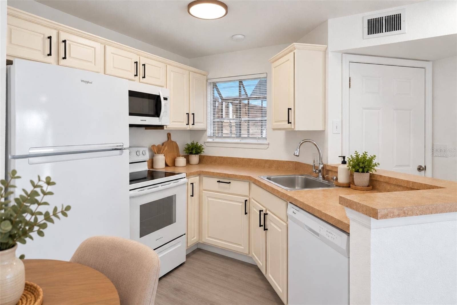1964 LAKE ATRIUMS CIRCLE, #169, Orlando, FL 32839 Virtually Staged