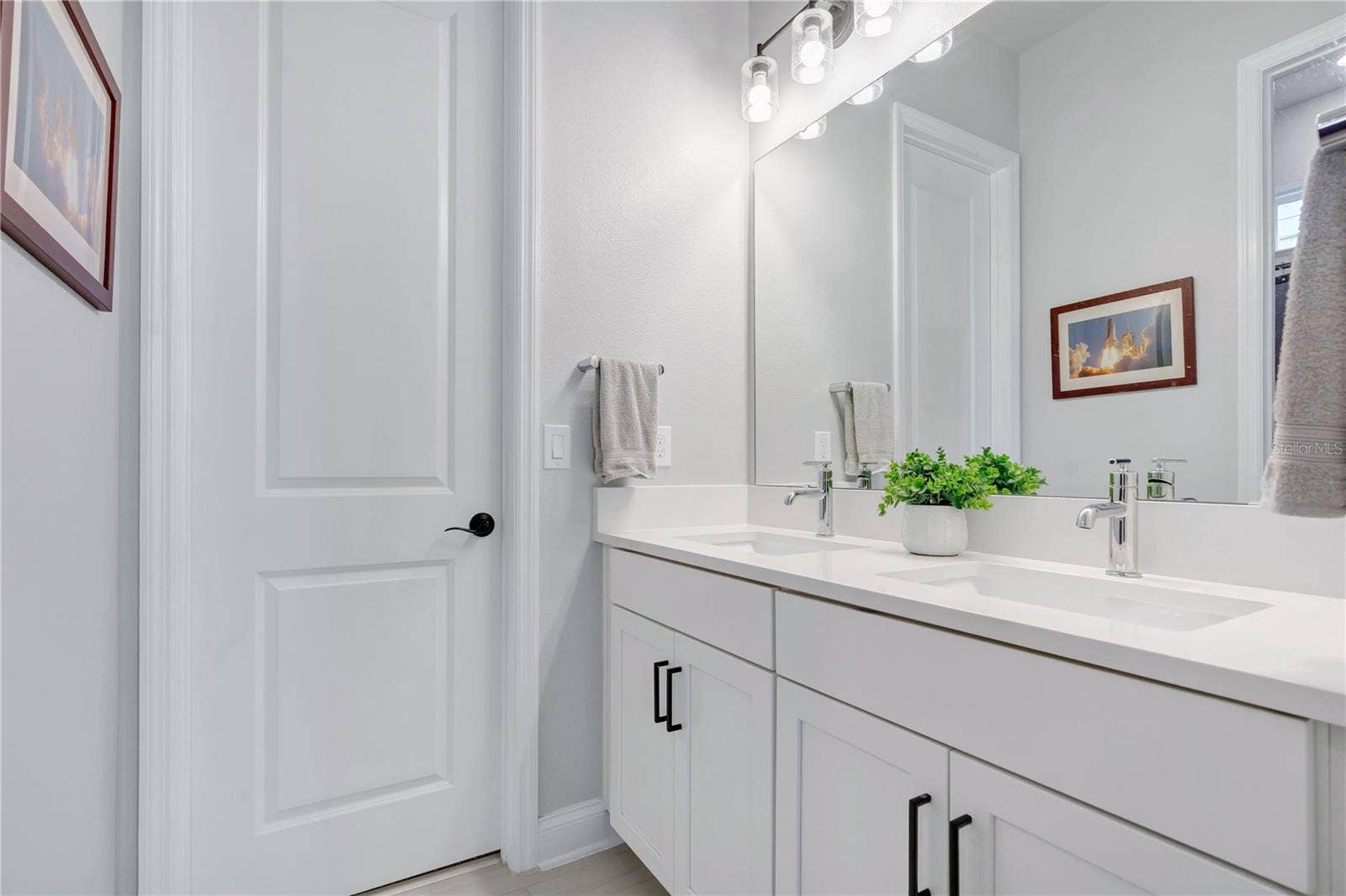 8336 CANETTI STREET, Orlando, FL 32827 Full guest bath with quartz vanity, framed mirror, and modern fixtures.