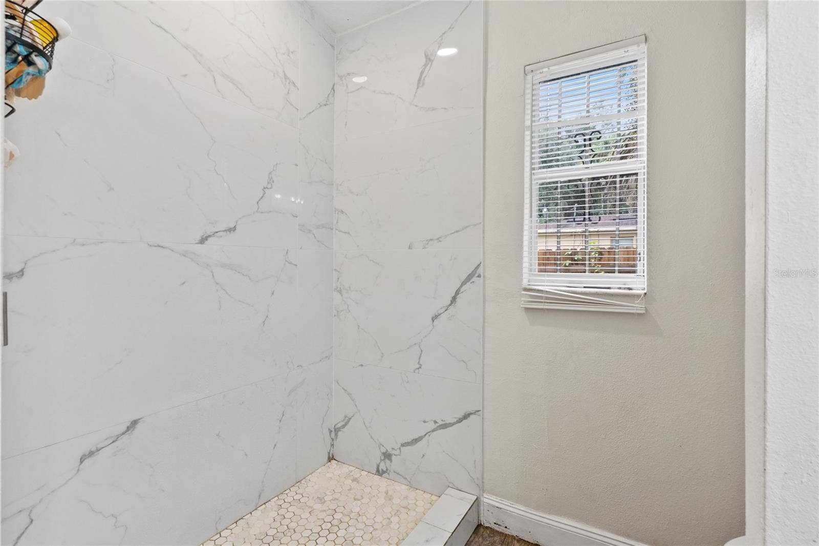 4453 CONLEY ST, Orlando, FL 32811 Master bath