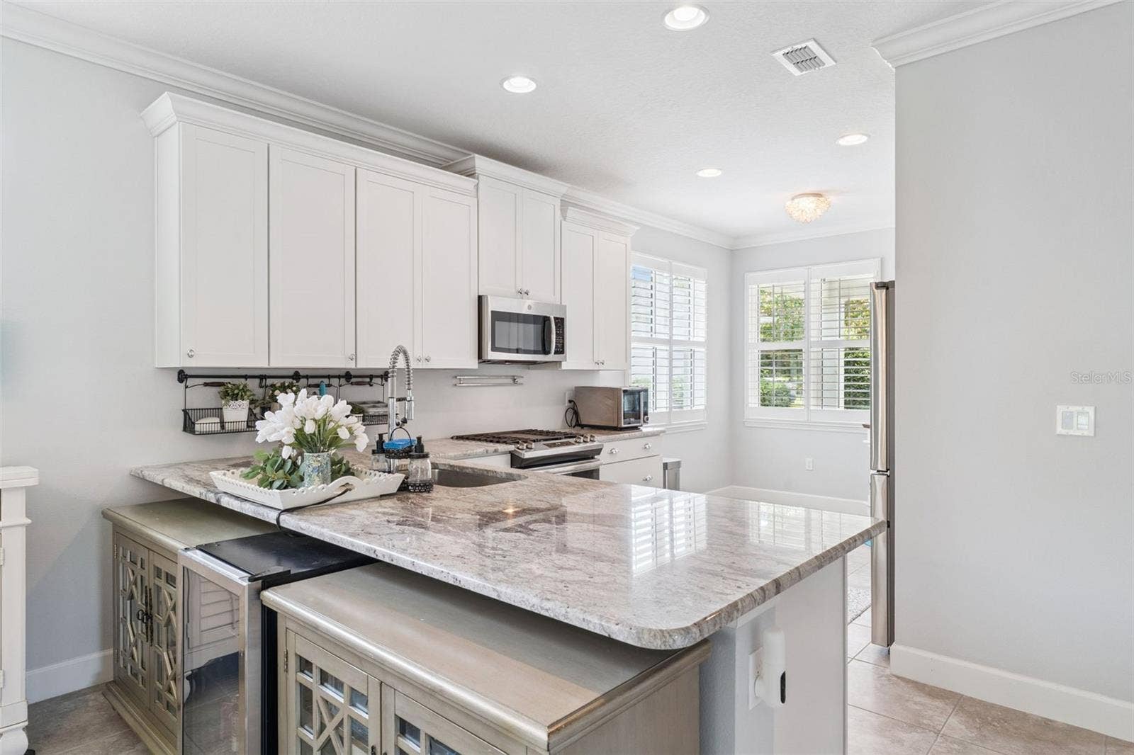 1305 HAYTON AVE., Deland, FL 32724 9'6" x 11' Kitchen w/ 42" "soft close" cabinets, granite countertops & crown molding