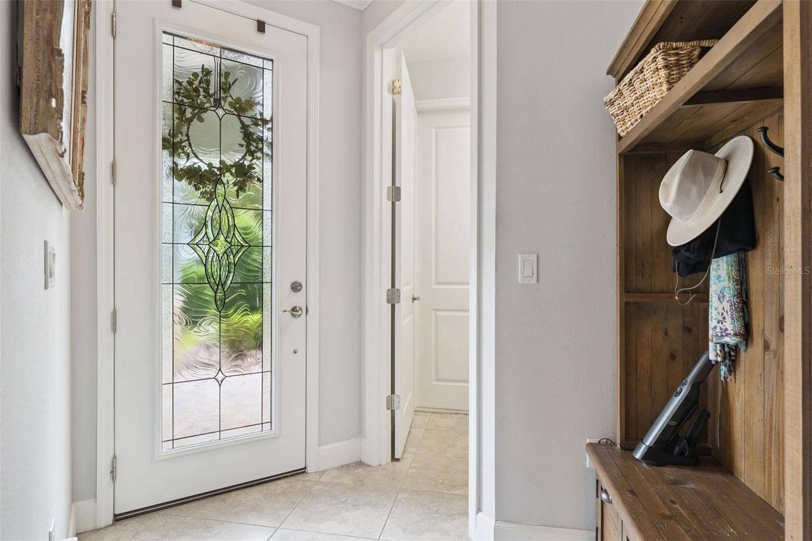 1305 HAYTON AVE., Deland, FL 32724 Foyer entryway