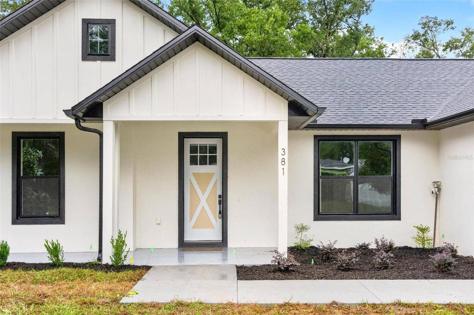 381 CARRIAGE LANE, Lady Lake, FL 32159 Front Porch