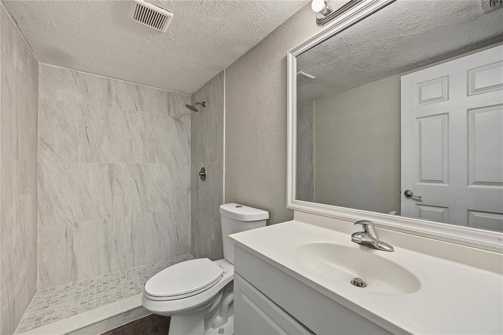 208 ALSTON DRIVE, Orlando, FL 32835 Primary Suites - Bathroom