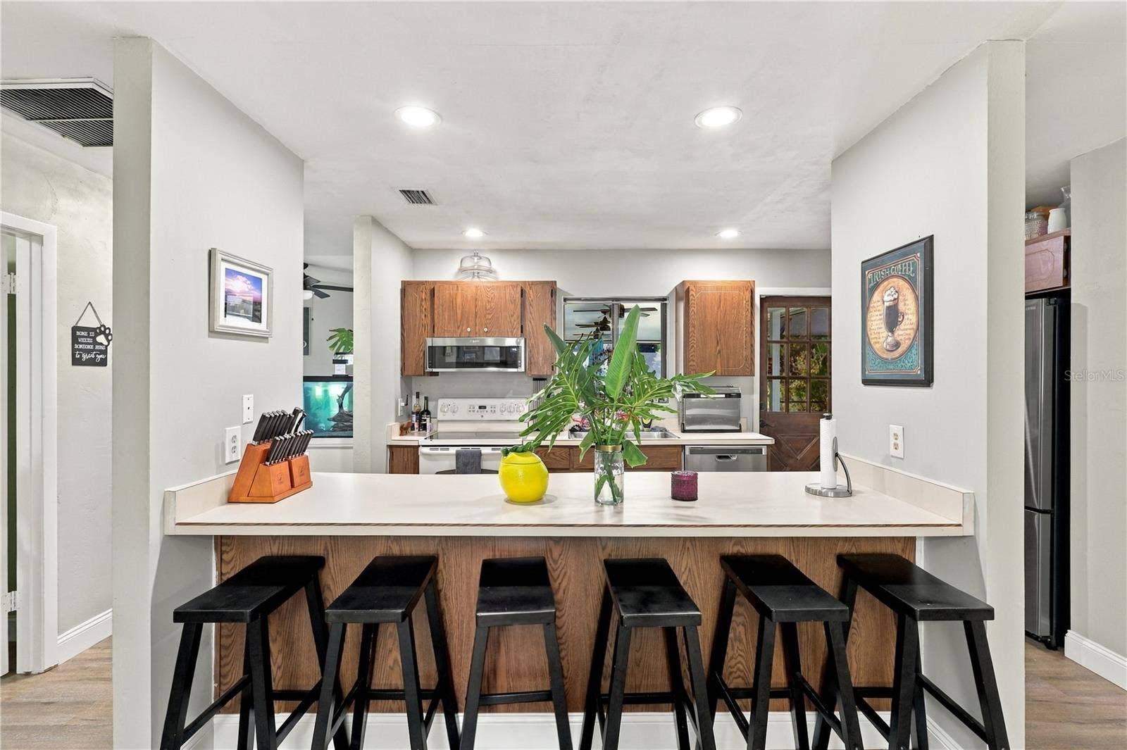 Breakfast Bar/Kitchen