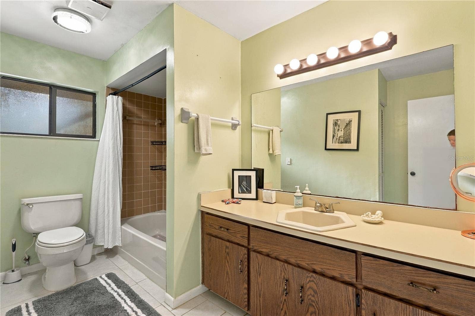 Second Bathroom, Window to the Back Patio & Pool, Tub/Shower Combo, Linen Closet Inside, Lots of Counter Space!