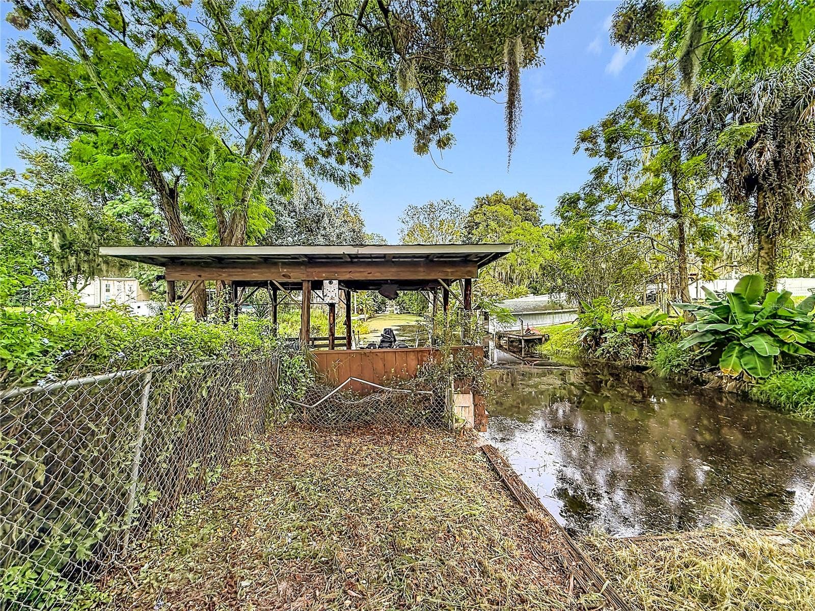 Canal ends in back yard. Chain of Lake Harris access!