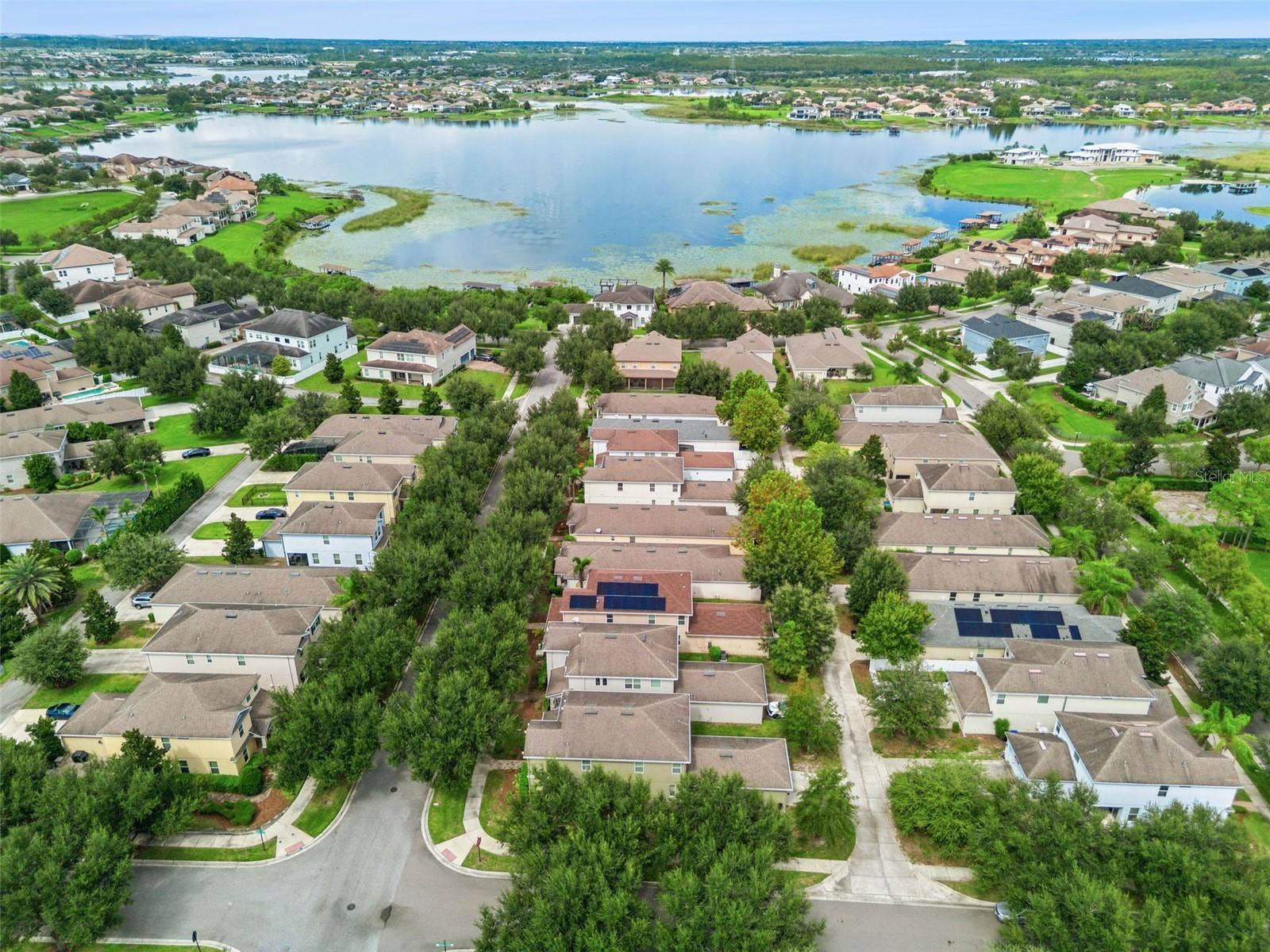 Enjoy the Lakes & Park areas of Horizon West